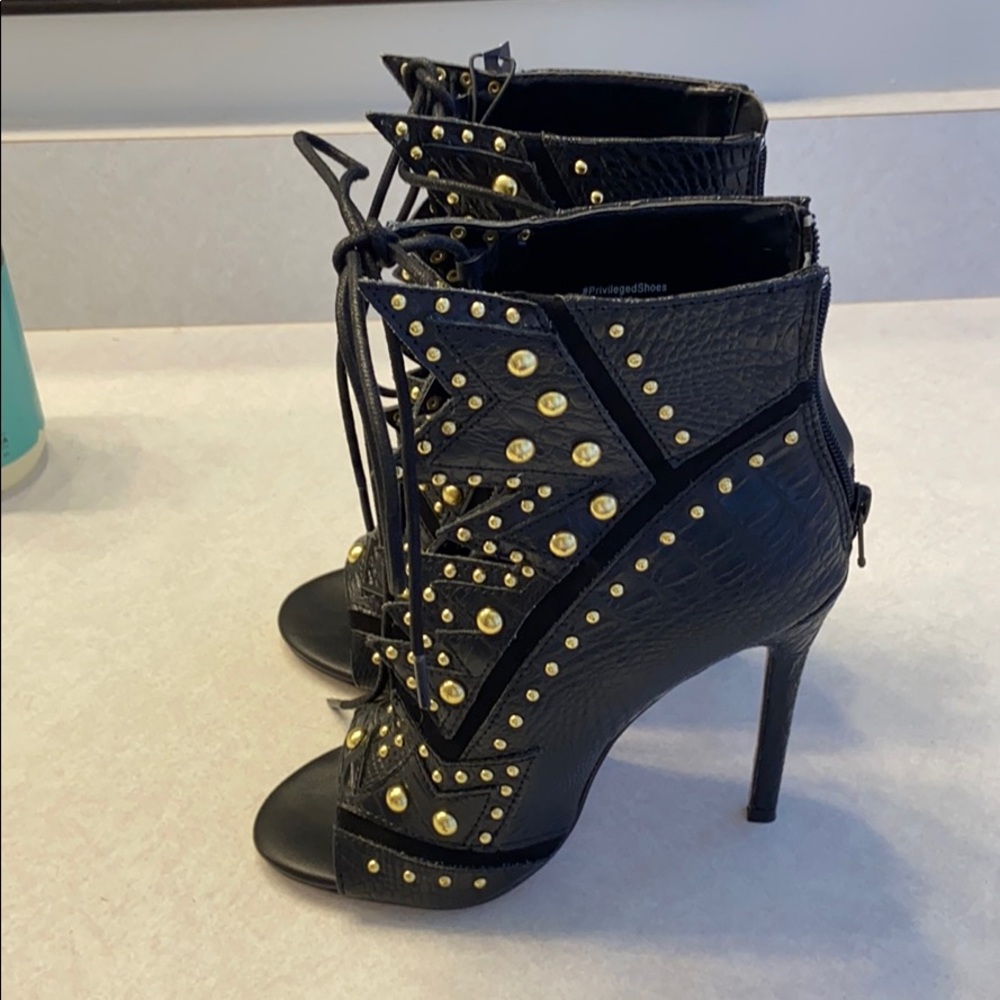 Privileged high heels